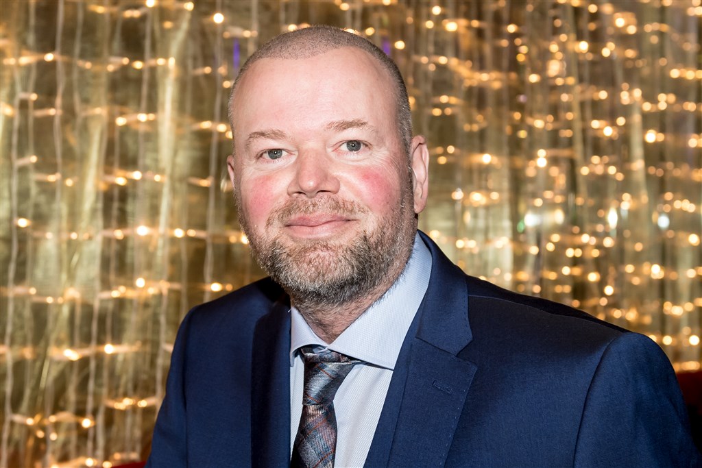 Raymond van Barneveld deelt prachtig kiekje uit oude doos